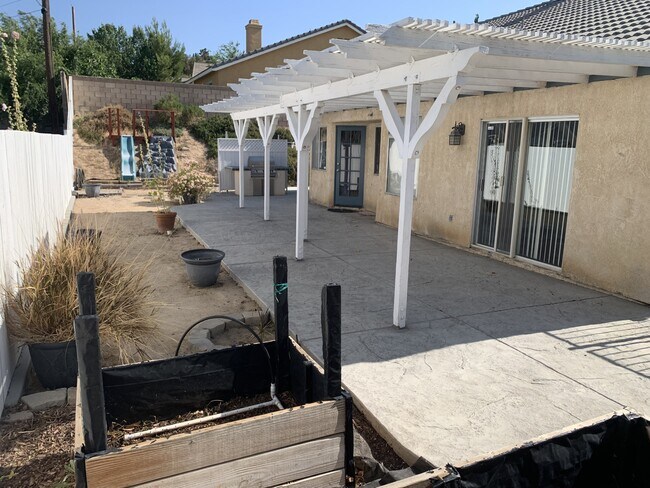 Building Photo - 38650 Juniper Tree Rd
