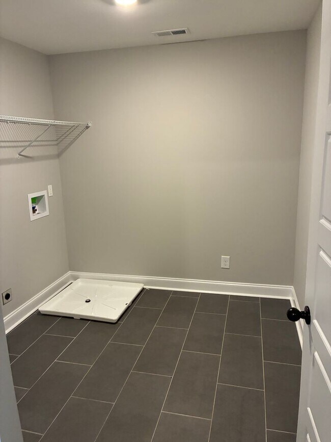 Building Photo - Spacious 3 Bedroom, 2 Bath Single-Family Home — Nashville Style in Clarksville!