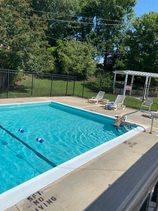 Building Photo - Darling Townhouse in Willow Terrace - ready for you to move in!