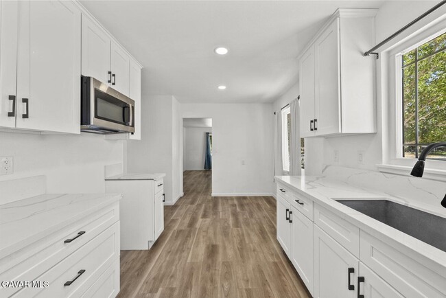 Building Photo - 1135 W Pillsbury St