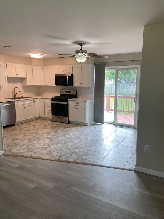 Building Photo - For Rent: Charming 3 Bedroom, 2 Bath Single-Family Home in St. Louis Monthly Rent: $1,950 (2 year...