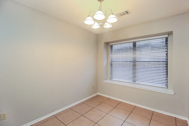 Building Photo - 16 N Greengate Dr