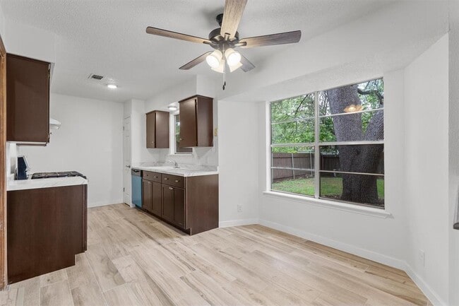 Building Photo - 703 Huntingdon Pl