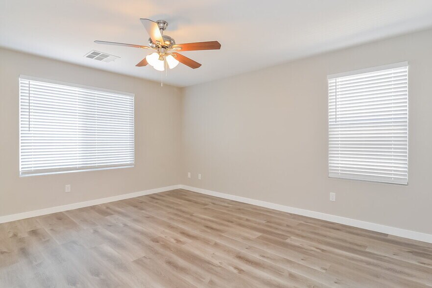 Building Photo - 993 Pebble Lake St