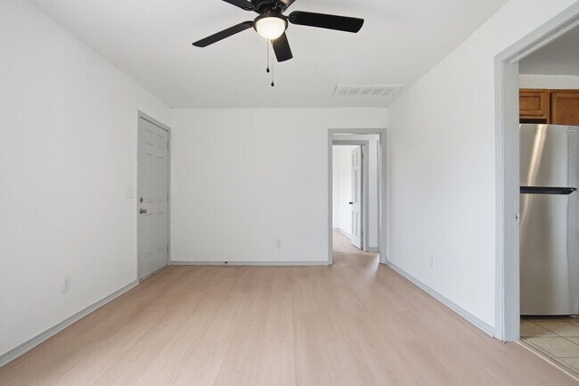 Building Photo - 1305 Bellevidere Dr