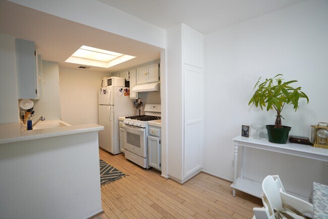 Building Photo - 4201 Las Virgenes Rd