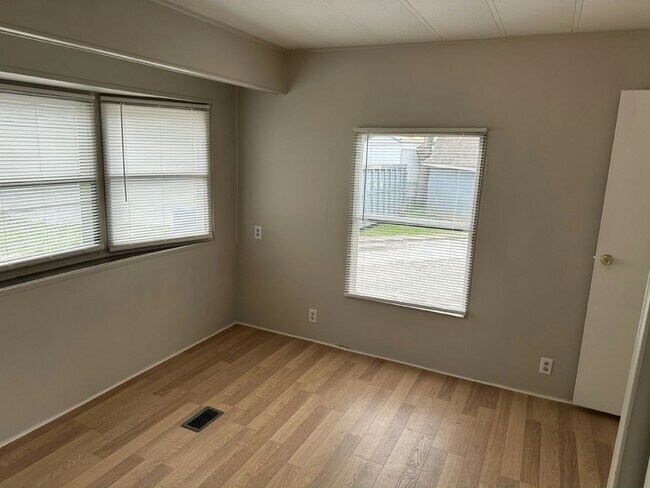 Building Photo - 3603 Clarks Creek Rd