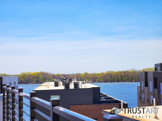Building Photo - 3 bed/2bath condo house in Fishtown