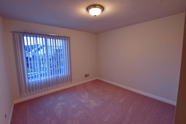 Building Photo - Shelby Twp 2-Bedroom,2-Bath, attached gara...