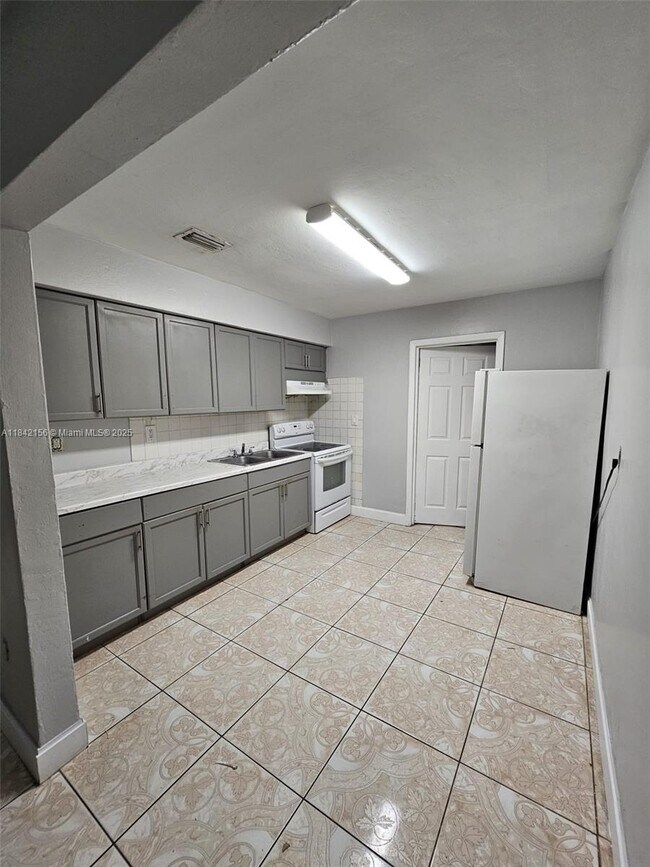 Building Photo - 482 NE 136th St