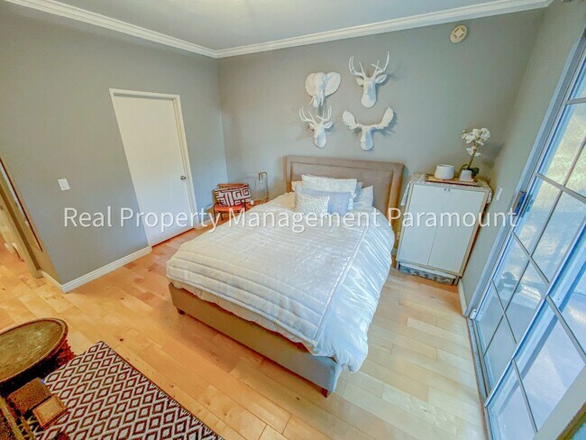 Building Photo - Don't miss out! 2 Bed 2 bath ready to go!