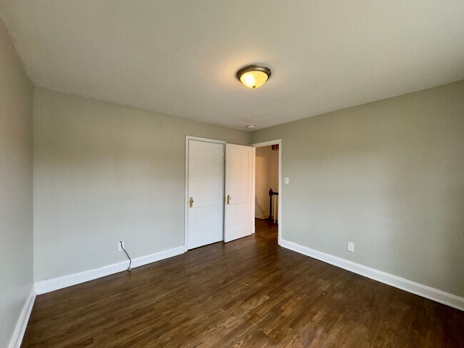 Building Photo - Spacious 3Bed/1.5Bath in Woodlawn