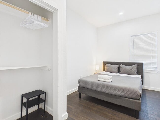 Building Photo - 1010 W 26th St