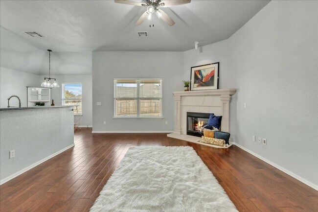 Building Photo - Lawn Care Included! 3 bed, 2 bath, 2 car