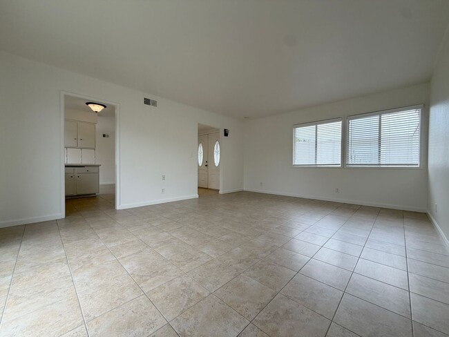 Building Photo - Experience the perfect blend of comfort and convenience