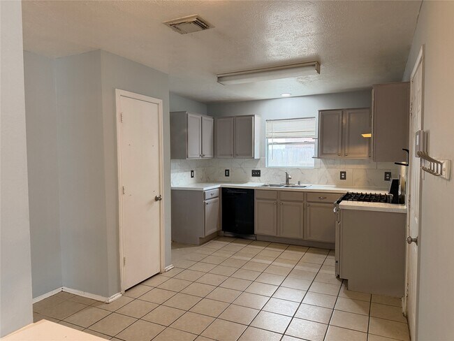 Building Photo - 7427 Briargate Dr