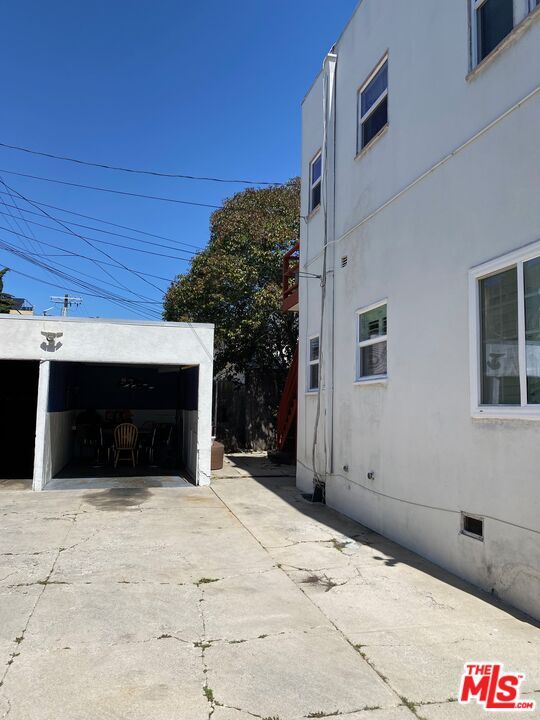Building Photo - 837 Alexandria Ave