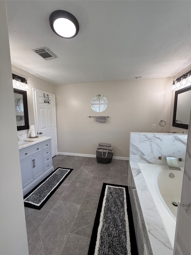 Building Photo - 11807 McKinney Falls Ct