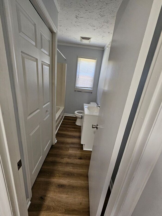 Building Photo - 2BD/1BA Duplex in Newton