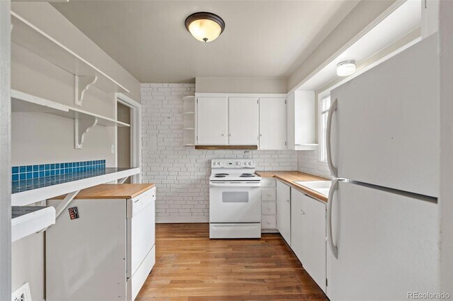 Building Photo - 1321 E Monument St