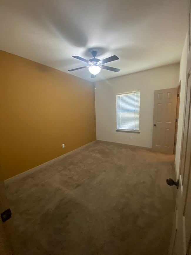 Building Photo - Beautiful 4 Bedroom, 3 Bathroom Home! Avai...