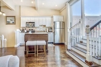 Building Photo - 439 W 4th St