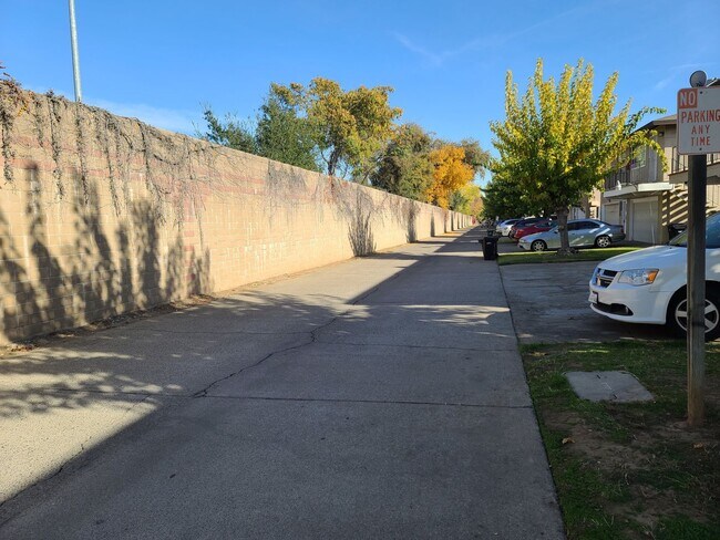 Building Photo - UPDATED RENTAL IN SACRAMENTO!