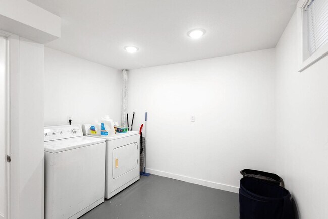 Building Photo - 204 Dove Ave