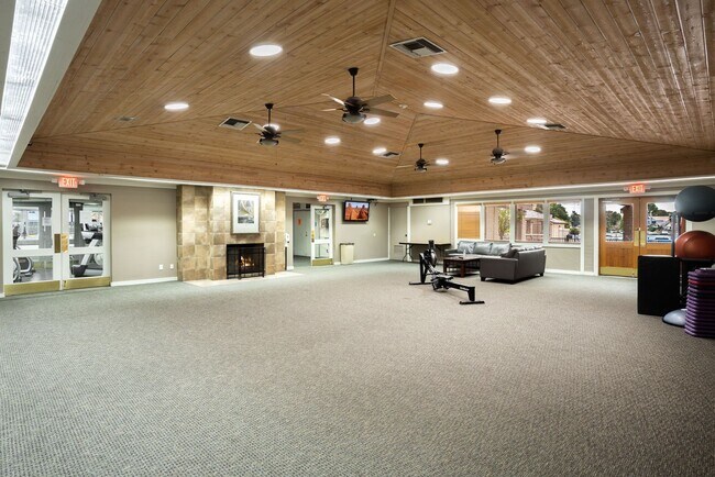 Building Photo - 5200 S Lakeshore Dr