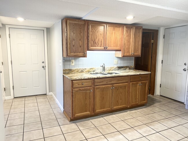 Building Photo - 204 S Main St