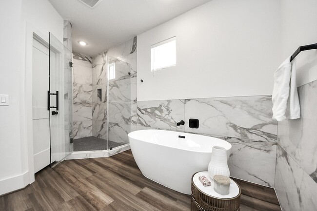 Building Photo - 879 Rachel St