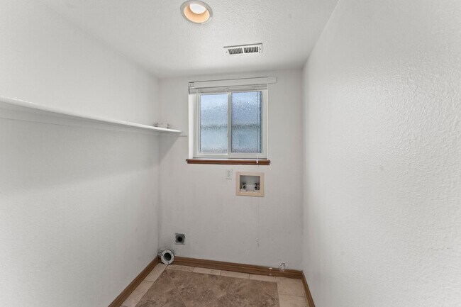 Building Photo - Beautiful 4 Bedroom Broadmoor Glen home - (D12 Schools)