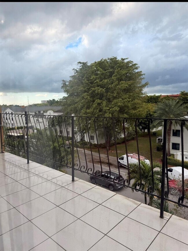 Building Photo - 1900 W 54th St