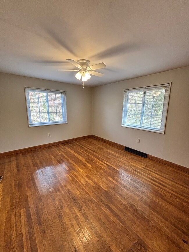 Building Photo - Quiet Country Feel — Minutes From Downtown Knoxville 2bd/1bth