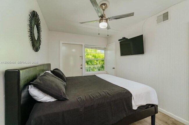 Building Photo - 6865 Bay Dr