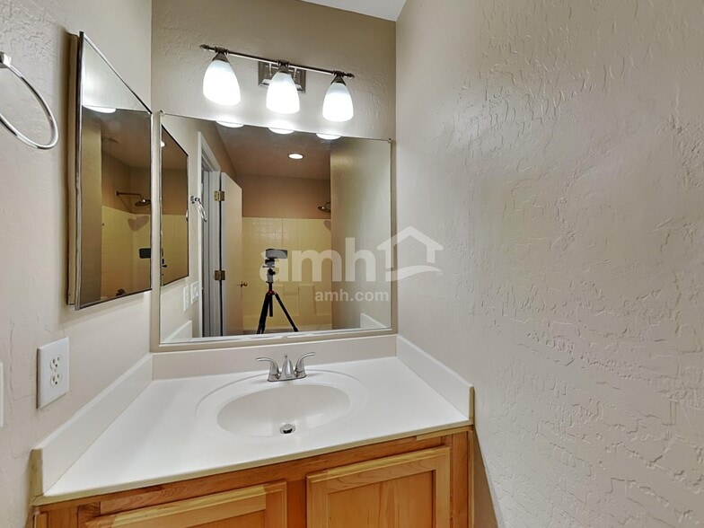 Building Photo - 10614 W Monte Vista Rd