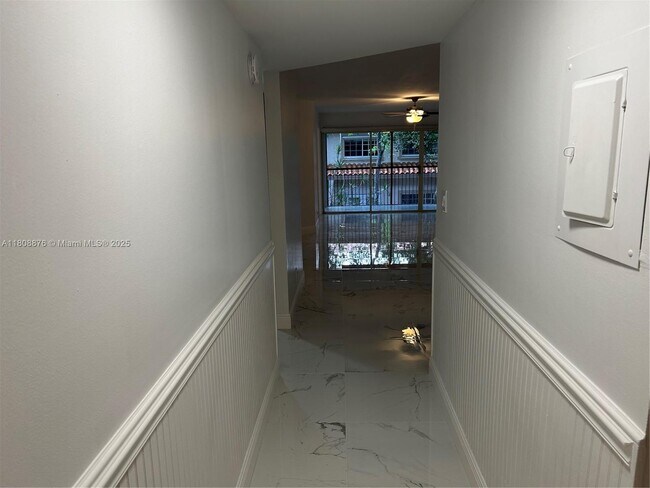 Building Photo - 3043 Riverside Dr