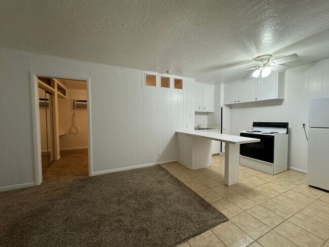 Building Photo - Spartanly Furnished Apartment 5 Miles to S...