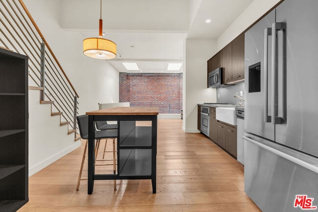 Building Photo - 940 E 2nd St