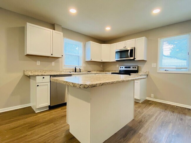 Building Photo - NEWLY REMODELED RANCH!! - 3 Bedroom, 1 Bath Home in Ankeny