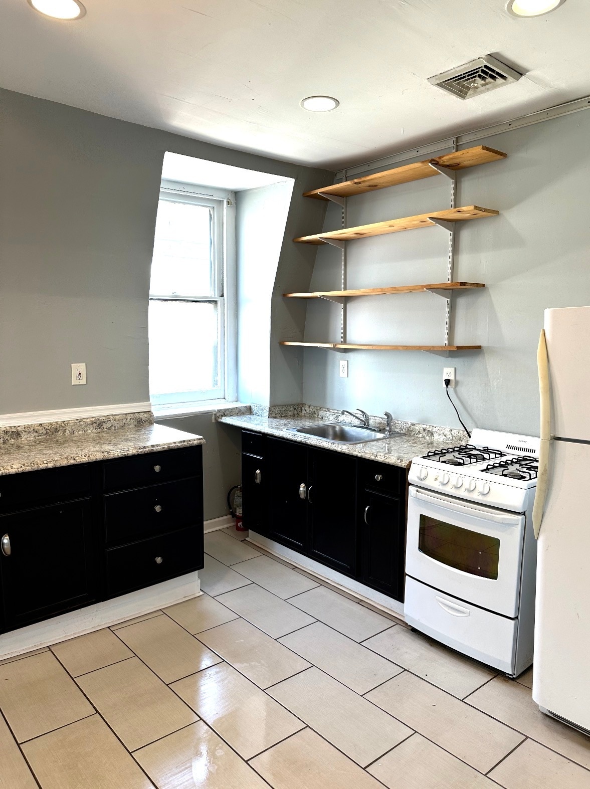 Kitchen - 4909 Cedar Ave