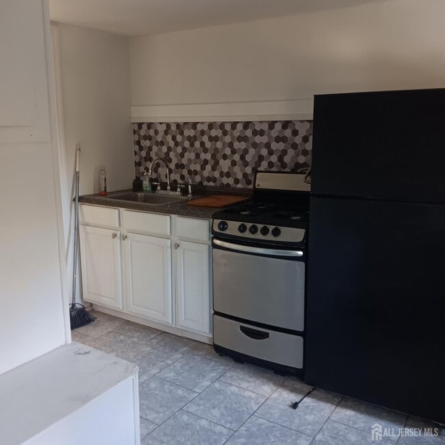 Primary Photo - 274 Main St