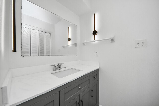 Building Photo - 8011 La Roche Ln