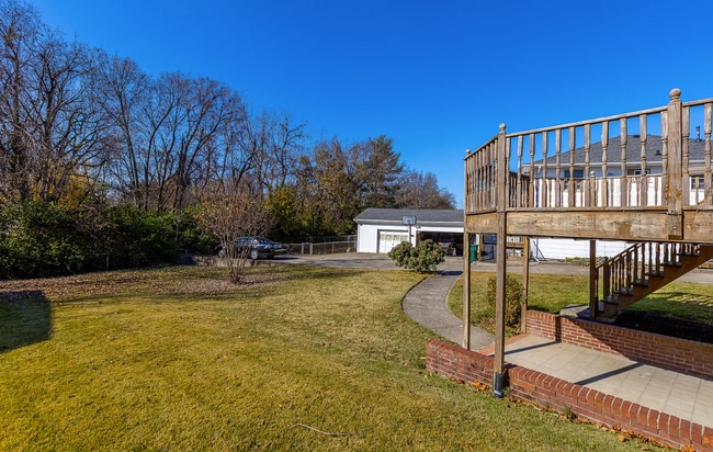 Building Photo - 204 Norwood Dr