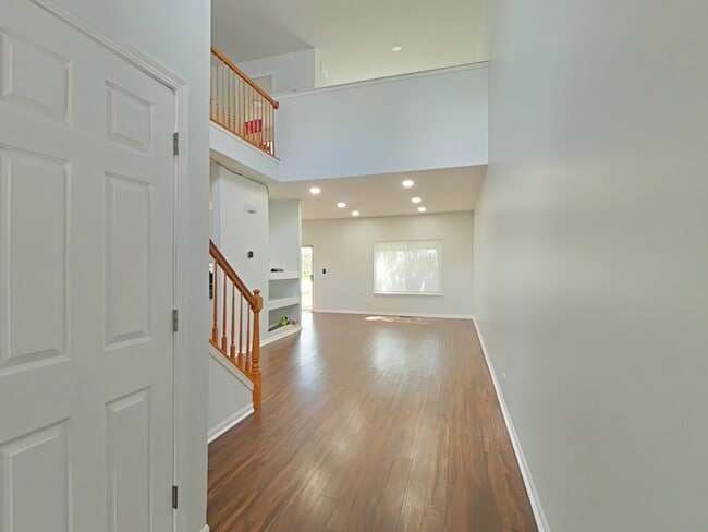 Building Photo - 945 Park Hill Cir