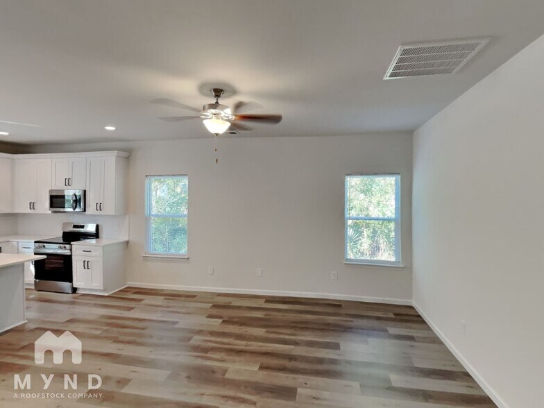 Building Photo - 218 E Boston Ave