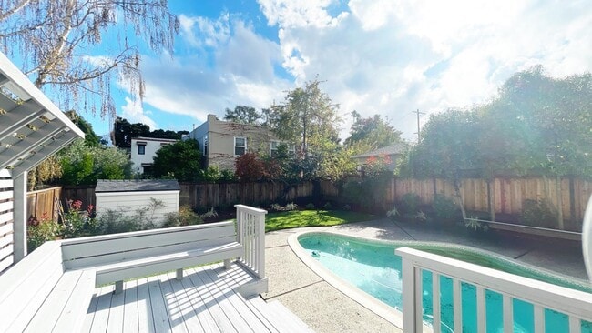 Building Photo - 1911 Easton Dr