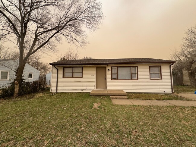 Primary Photo - $995 - 3 bed 1 bath - Single Family Home