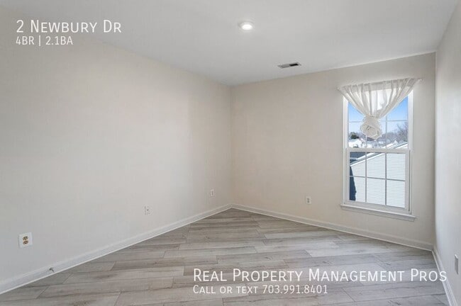 Building Photo - 2 Newbury Dr