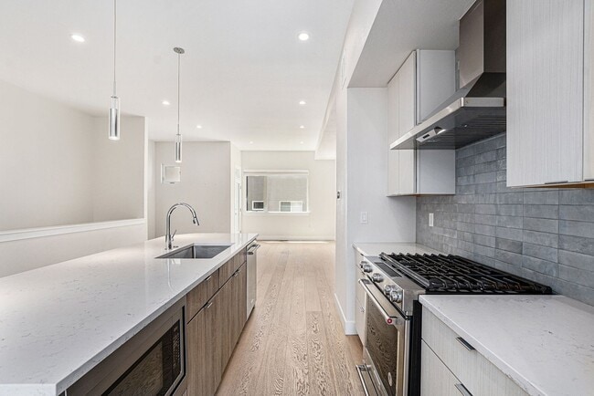 Building Photo - Spacious 3 bedroom home in the heart of Ed...